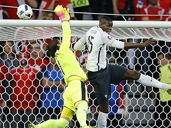 France make sure of top of spo...